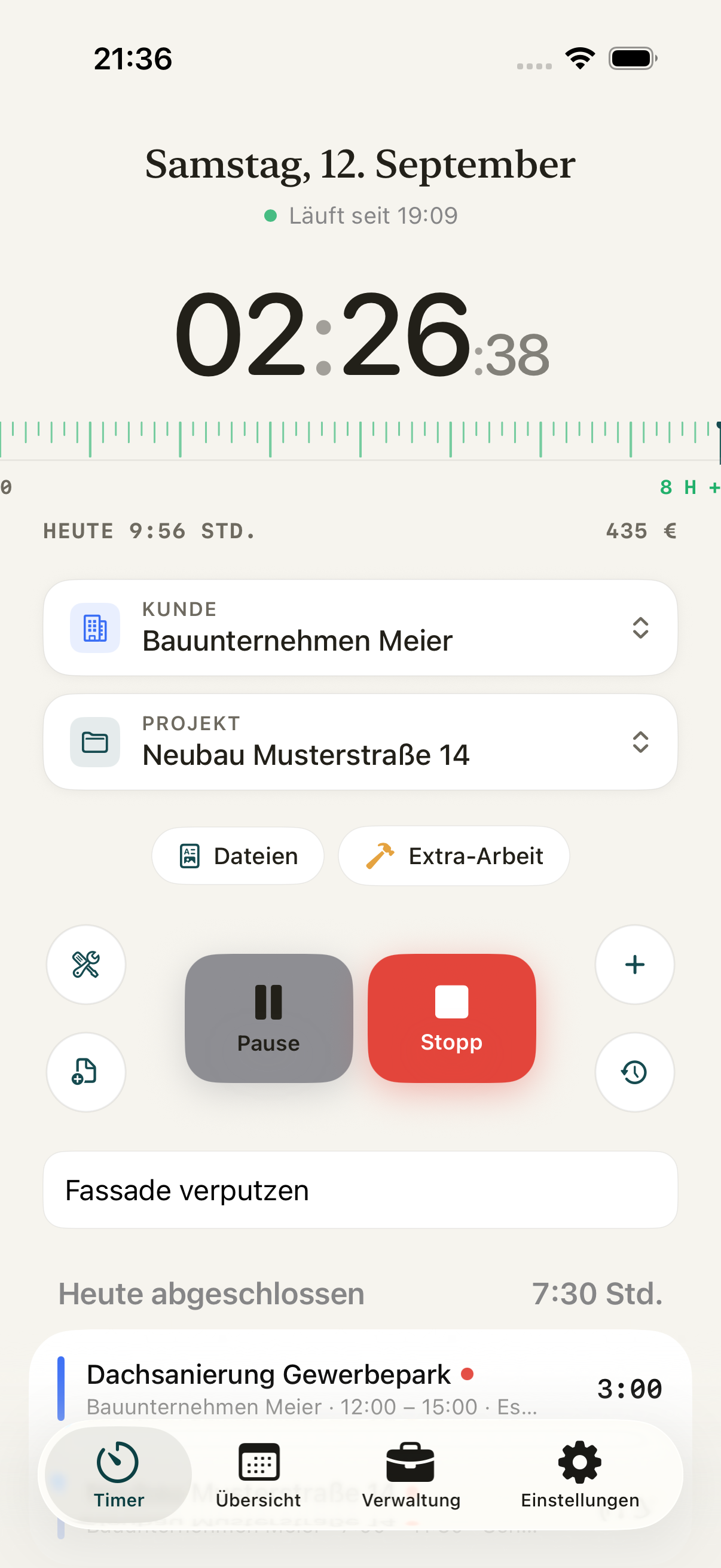 Ruvendi auf dem iPhone: laufender Timer mit 02:24 Stunden, Kunde und Projekt darunter, Pause- und Stop-Knopf.
